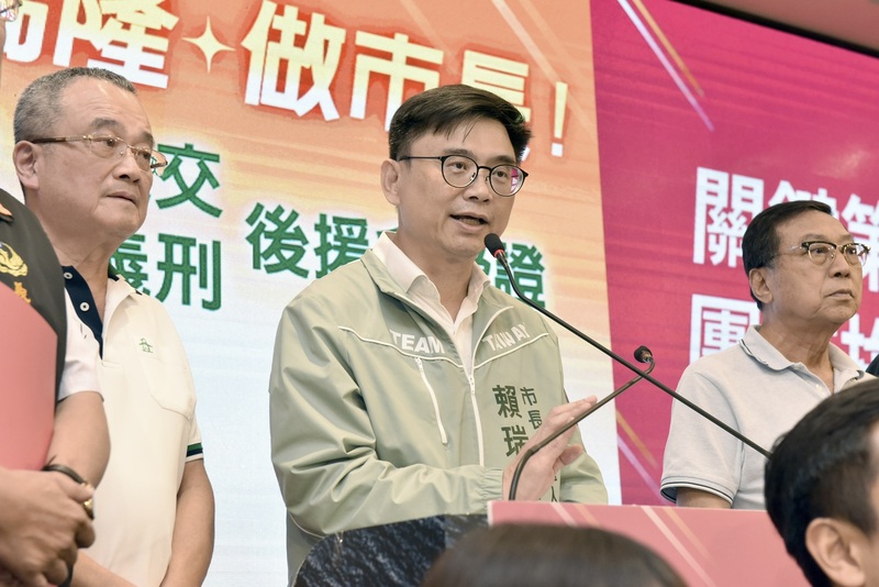 民進黨高雄市長參選人賴瑞隆（中）15日成立「四大民防後援會」，提出全面提升民防韌性，也承諾將持續做一位「看得見基層、聽得見民聲、做得到承諾」的市長。
（賴瑞隆辦公室提供）
