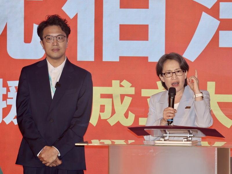 民進黨台北市長參選人沈伯洋(左)的台北市牙醫師後援會成立大會16日下午登場，副總統蕭美琴(右)出席力挺。