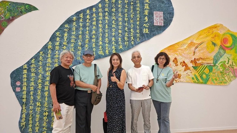 「長崎台南交流美術展」16日在長崎縣立美術館落幕。適逢長崎核爆和平紀念儀式的台灣代表席次安排引發爭議，台南市台日文化友好交流基金會榮譽董事長郭貞慧（中）表示，不希望未來再發生任何傷害台日民間深厚情誼的事件，呼籲雙方在相互尊重的基礎上，持續推動合作關係。（郭貞慧提供）