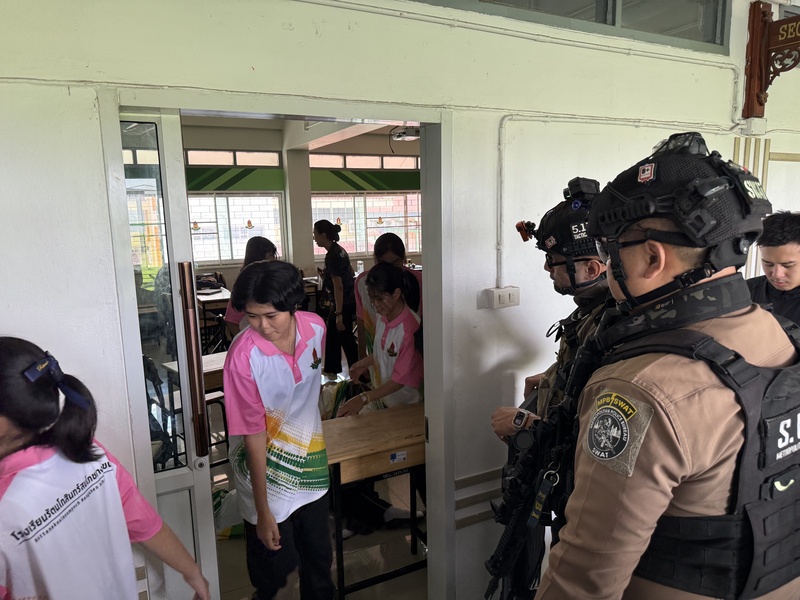 泰國曼谷一間中學18日舉行校園槍擊演練，警方模擬事件發生後引導學生離開教室，撤往安全區域。