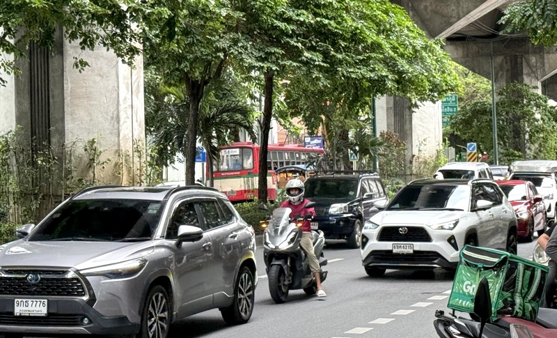 研究機構榮鼎集團7月發布的報告指出，中國車廠目前在地零組件使用率約40%至60%，低於在泰國經營數十年的日本車廠約70%至80%。圖為曼谷街頭的各品牌汽車。