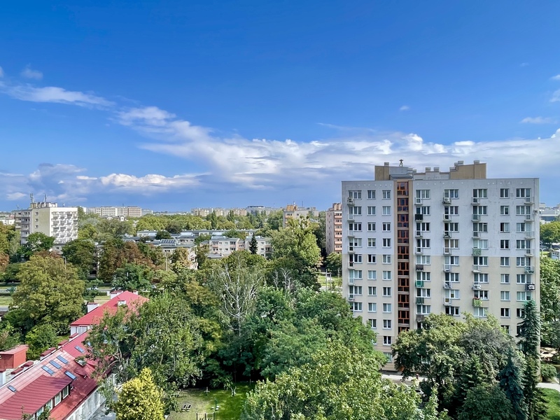隨著新學年臨近，波蘭大學城周邊住宅區的獨立套房與合租雅房成為學生首選標的。儘管今年學生租屋需求旺，但主要城市的獨立套房租金普遍較去年同期微幅下滑。