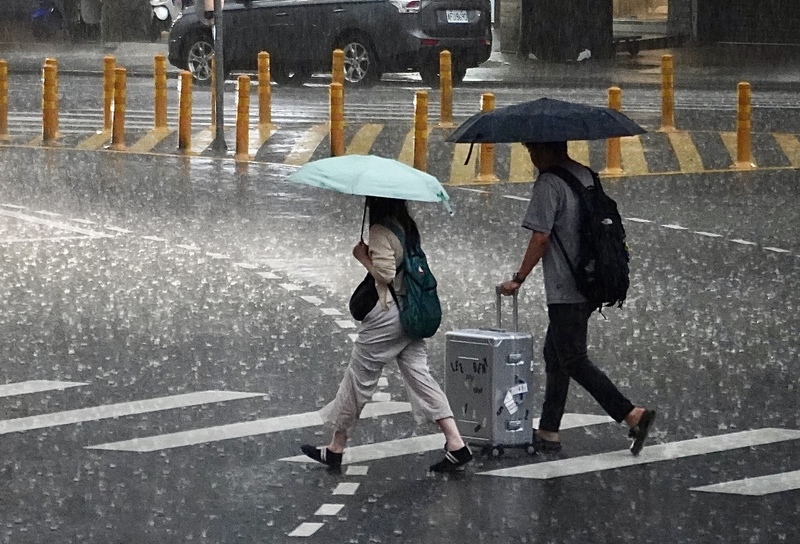 中央氣象署發布豪雨特報，29日持續受西南風影響，對流雲系發展旺盛，易有短延時強降雨。