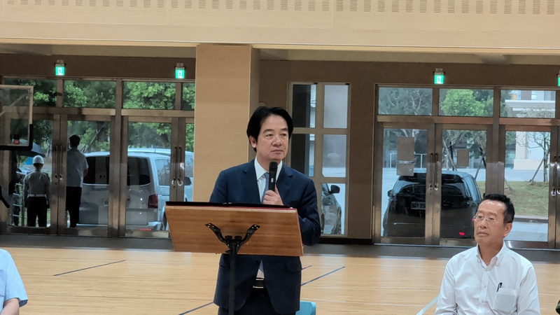總統賴清德（中）19日視導國軍聯兵第234旅，致詞時指出自民國115年7月起，除既有第1、2類型戰鬥部隊加給之外，也新增第3類型戰鬥部隊加給。右為國防部長顧立雄。