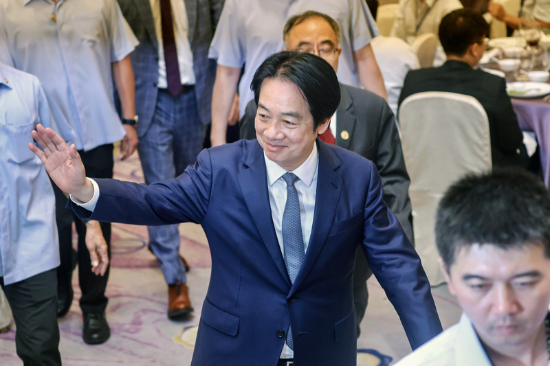總統賴清德（中）19日晚間在台北出席「2026淨零排放科技國際競賽」頒獎典禮，離場時面帶笑容，向現場賓客揮手致意。