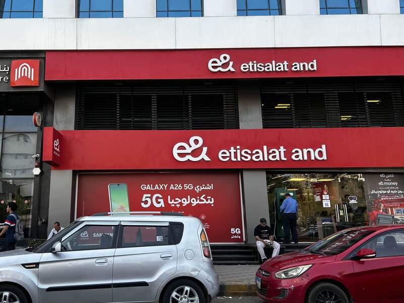 埃及國家電信監管局8月上旬宣布，將埃及4家行動電信業者（Orange、Vodafone、e& Egypt Etisalat、WE）全數移送檢察機關，調查是否涉及未經用戶同意即為其註冊門號的違規行為。圖為埃及e& Etisalat位於開羅市區的門市。