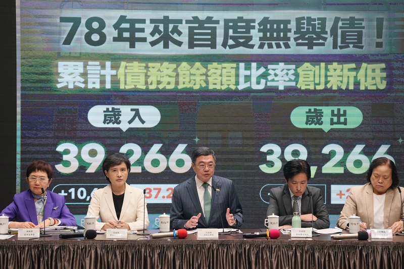 PD
116年總預算拍板　卓榮泰說明（3）
行政院會20日拍板116年度中央政府總預算，8月底前
將送請立法院審議。行政院長卓榮泰（中）與副院長
鄭麗君（左2）、秘書長張惇涵（右2）、主計長陳淑
姿（右）、財政部長莊翠雲（左）出席記者會，呼籲
立法院能順利通過116年總預算案。
中央社記者徐肇昌攝　115年8月20日