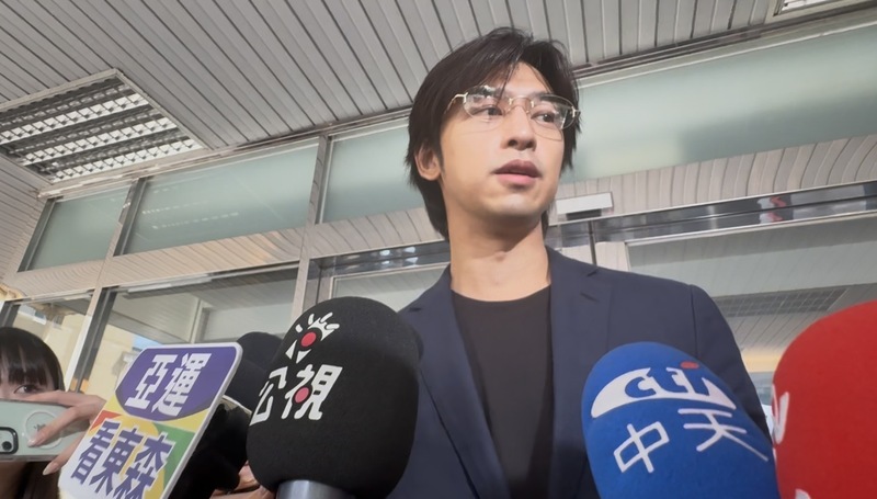 藝人陳柏霖涉偽造高血壓閃兵，21日首度赴新北地院出庭，在庭上認罪並請求緩刑。庭後受訪表示，未來他會更謹慎地做每一個選擇，尊重司法全力配合法院程序。