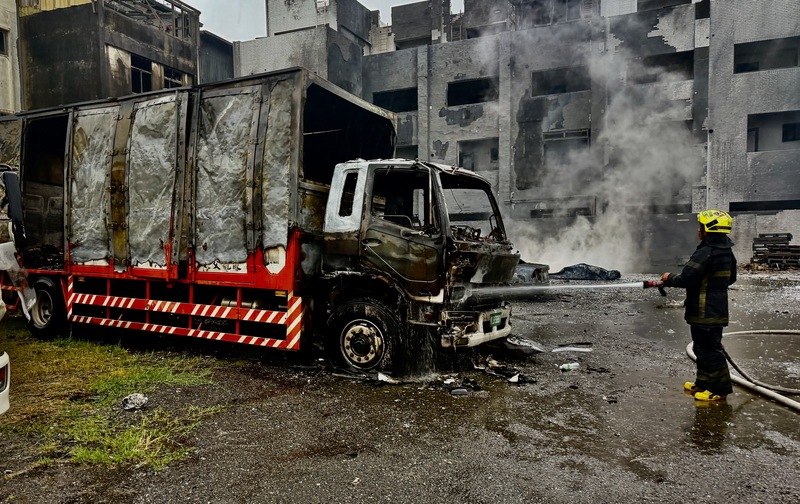 台南市安南區海佃路住宅區一處空地廢棄物22日凌晨起火爆炸，火勢延燒民宅，波及各式車輛，多人受傷送醫，現場火勢熄滅後一片狼藉。（台南市政府提供）