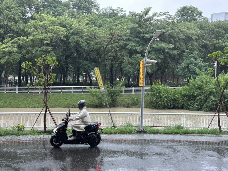 受到西南風偏強及低壓帶影響，高雄持續降下豪雨，包括鳳山、仁武、楠梓、岡山等多處都出現淹水災情。圖為鳳山下雨情形，溝渠裡的水位高漲。