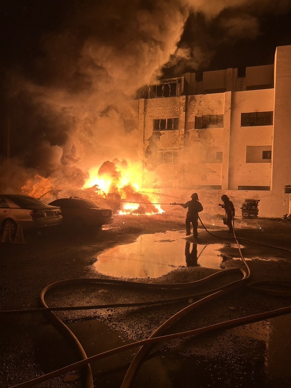 台南市安南區海佃路住宅區空地廢棄物22日凌晨起火爆炸，延燒11戶，造成15人受傷，消防人員到場灌救，4個多小時後撲滅火勢。
