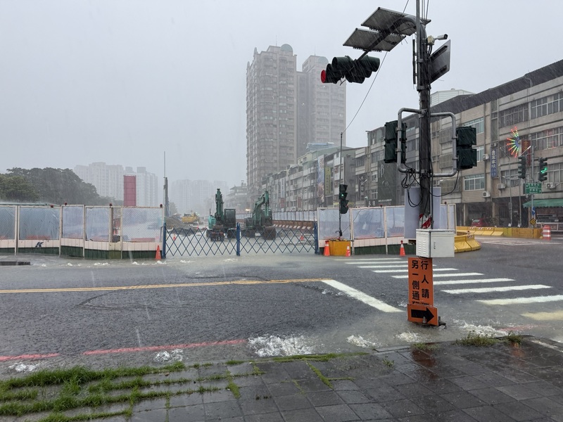 受西南風偏強及低壓帶影響，高雄23日豪雨不斷，多處道路及路口出現積淹水災情。（張博洋提供）