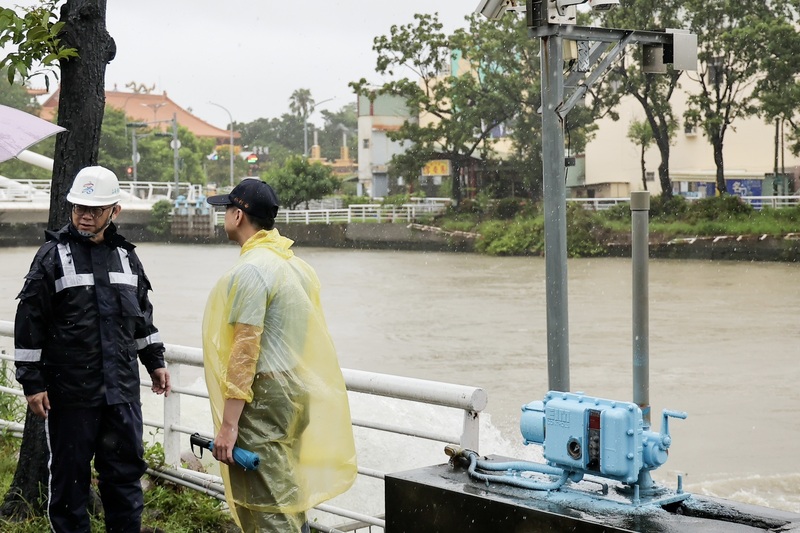 高雄豪雨不斷，民進黨高雄市長參選人賴瑞隆（左）23日一早到各地視察水情。（賴瑞隆辦公室提供）