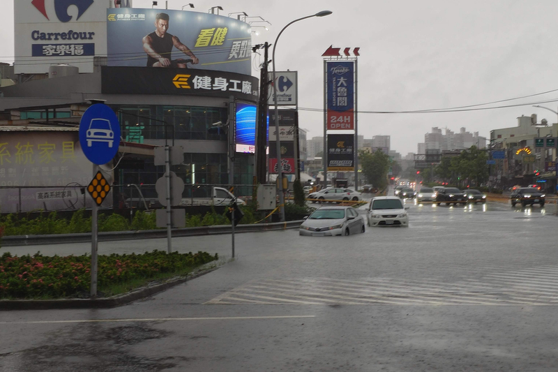 中南部強降雨釀災，外界質疑治水成效。經濟部今天(26日)強調，秉持治水預算用於刀口原則，協助地方改善水患。目前縣市管河川及區域排水治理率已由19%提升至46%。圖為24日國道1號仁德交流道平面道路嚴水。