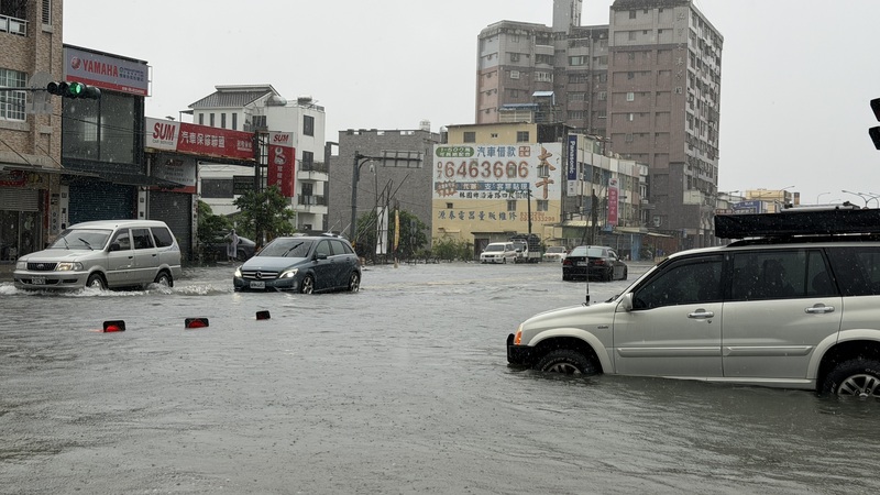 屏東大雨24日持續下不停，造成台17線東港路段與明德一路路口淹水，不少車輛只好冒險涉水而過。
