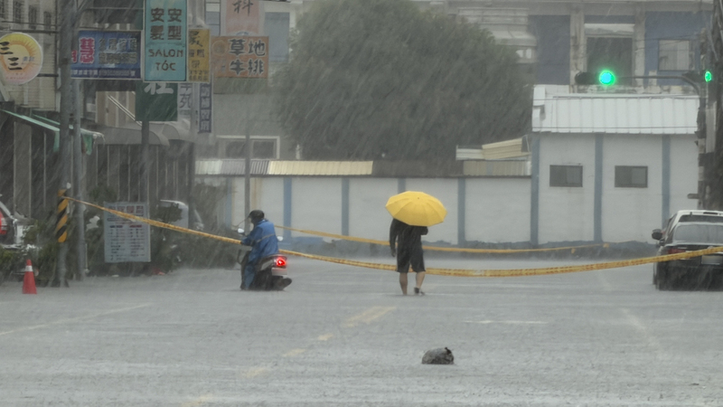 屏東地區從23日起雨勢未歇，造成多條道路積淹水嚴重，為安全起見，24日多處道路拉起封鎖線管制。