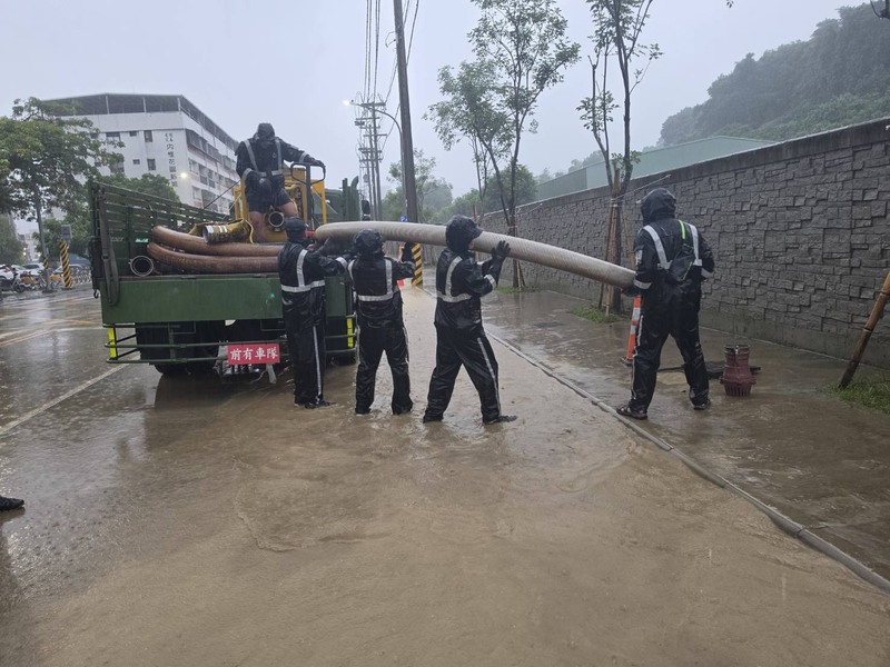 南部地區24日持續豪雨，第四作戰區派遣1072名兵力待命救災。圖為官兵協助清淤、抽水。（第四作戰區提供）