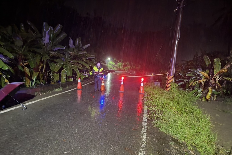 高雄連日豪大雨，田寮區內安橋往內安方向23日下午遭土石泥流淹沒坍方，造成30多名住戶受困。警方到場拉設封鎖線、架設警示燈，並管制車輛通行。（高雄湖內警分局提供）