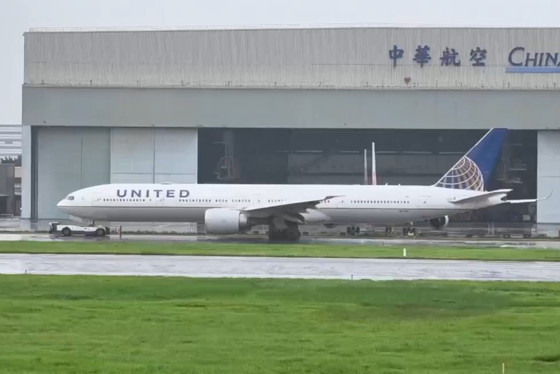 桃園國際機場公司表示，聯合航空UA872航班24日上午11時5分通報回航，因飛航作業需求空中放油約20分鐘，於11時57分安全降落桃機，經確認左側主起落架第4號輪胎爆胎，降落後暫時無法拖移。