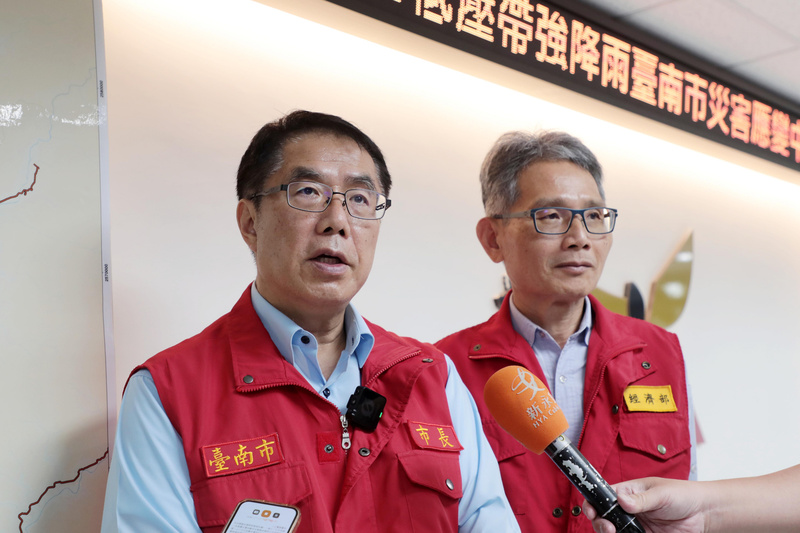 經濟部次長賴建信（右）24日與台南市長黃偉哲（左）出席台南市災害應變中心會議，宣布曾文水庫將從下午6時進行調節性放水。（台南市政府提供）