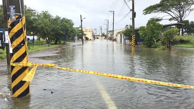 經濟部25日表示，「0822豪雨淹水慰助」，住屋淹水達30公分以上、未達50公分者，經地方政府認定有家電財損，每戶加發家電財損慰助金新台幣1萬元；最高每戶可領取3萬元。(資料照/屏東縣政府提供)