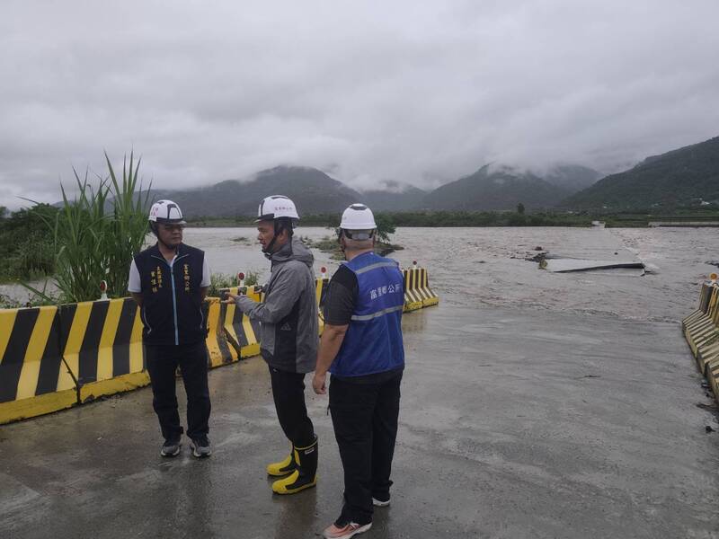 花蓮南區鄉鎮富里、玉里24日都降下單日逾300毫米雨量，玉長、崙天便道都遭洪水沖毀，相關災損公所提報縣府研議後續搶修作業；富里鄉長江東成（中）與公所團隊現勘。
（富里鄉公所提供）