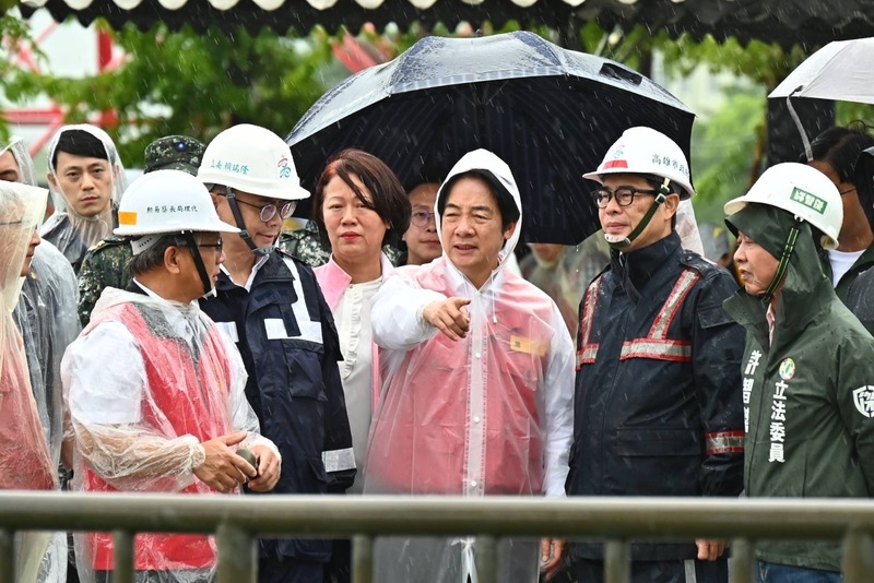 受到低氣壓及西南風影響，高雄、屏東、台南及嘉義縣市連續強降雨，造成災情。總統賴清德（前右3）25日到高雄岡山視察土庫排水及五甲尾滯洪池改善情形。高雄市長陳其邁（前右2）、民進黨立委許智傑（前右1）等人陪同。
