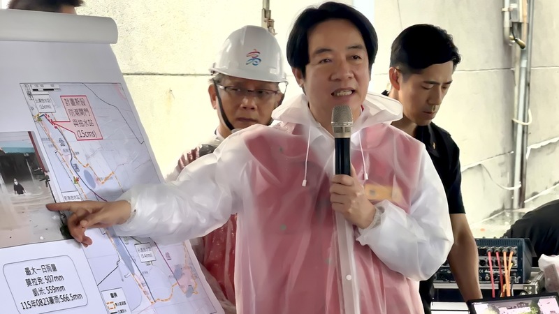 賴清德總統（中）25日到高雄市視察永安北溝排水改善工程，並聽取排水治理等相關內容簡報。