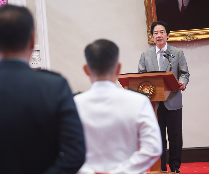 賴清德總統(後右)主持9月份將官晉任授階典禮，表示政府將發展無人載具等新興戰力，建構可恃的防衛戰力。