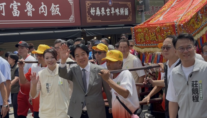 賴清德總統（前左2）27日出席新竹都城隍廟「竹塹中元城隍祭-奉旨遶境賑孤」團拜活動，並與新竹市長高虹安（前左1）一同參與起駕儀式、扶轎行走。