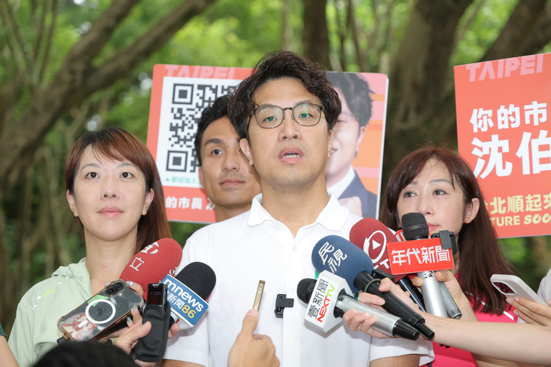 民進黨台北市長參選人沈伯洋(前中)28日上午赴象山公園掃街拜票，針對北市普發現金、無菸城市政策質疑蔣萬安說法反覆。