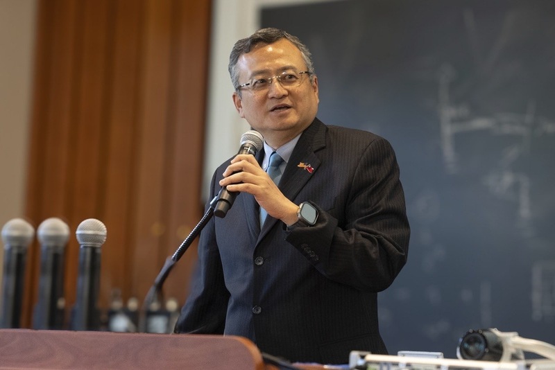 駐芝加哥辦事處27日攜手伊利諾大學香檳分校工學院舉辦台灣半導體產業紀錄片「造山者」放映，駐芝加哥辦事處處長類延峰出席活動致詞。
（駐芝加哥辦事處提供）