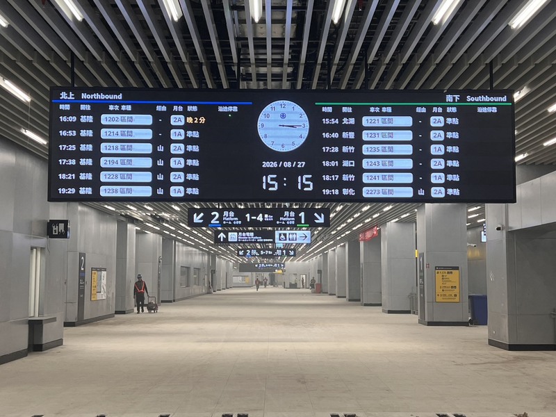 台鐵目前正辦理「台鐵全線列車暨站務資訊顯示系統更新案」建置，預計更新全線220個車站（含新建台南站）列車資訊顯示器，取代舊有分批採購且已屆齡設備。