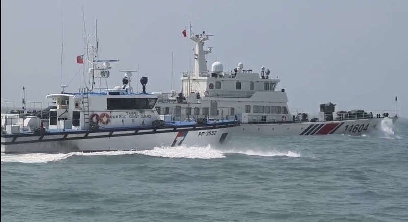 4艘中國海警船29日航入金門限制水域，遭海巡艇實施「一對一」併航監控與近迫驅離，另中國海警局同步發布新聞稱在金門海域進行常態執法，對此，海巡署嚴正駁斥並強調中國海警是「假執法、真騷擾」。（海洋委員會海巡署金馬澎分署提供）