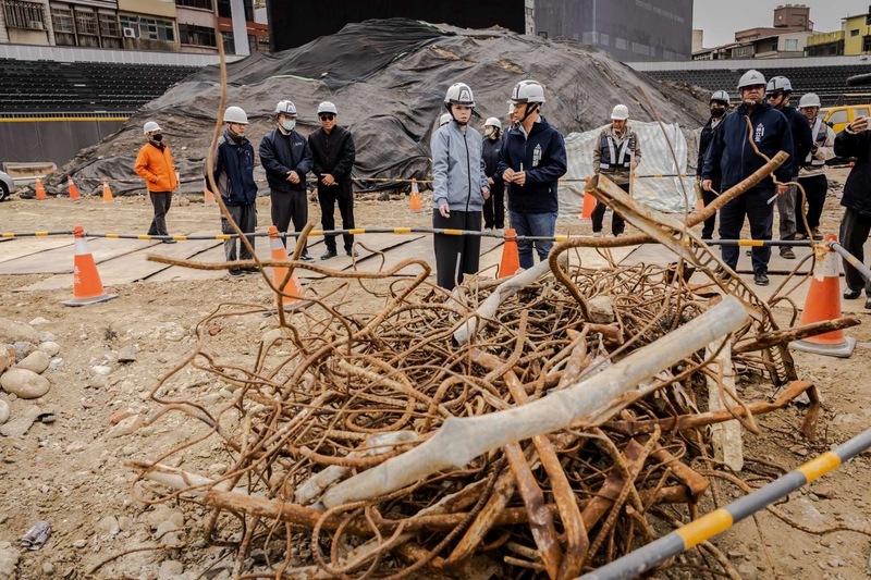前新竹市長林智堅涉新竹棒球場工程案圖利等罪部分獲不起訴，竹市府29日表示，尊重檢方就棒球場案所作處分，但認為部分事實認定及法律評價仍有釐清必要，將依法提出再議。圖為新竹市長高虹安（前中左灰衣者）等人視察球場。