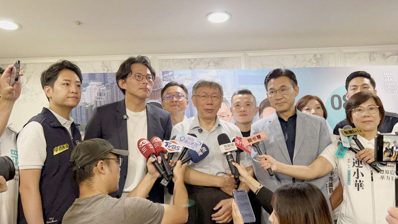 台灣民眾黨創黨主席柯文哲（前中）與主席黃國昌（前左2）30日到台中長榮桂冠酒店出席「治理，從地方開始」系列論壇台中場，會前接受媒體聯訪回應藍白合議題，立法院副院長江啟臣（前右2）也陪同受訪。