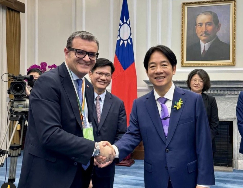 義大利參議院副議長錢益友31日將率義大利國會團訪問台灣，預定晉見總統賴清德。圖為2024年錢益友參加賴總統就職典禮的照片。（錢益友辦公室提供）