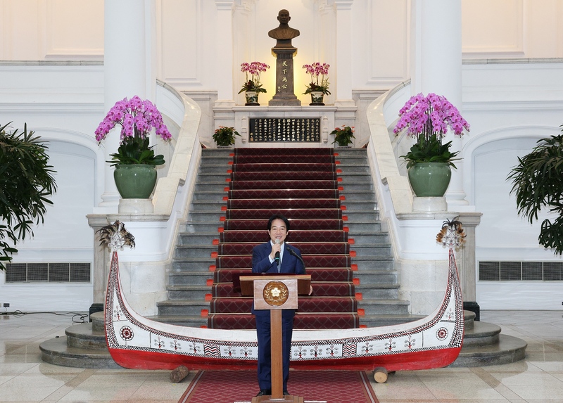 PD
賴總統：蘭嶼拼板舟像台灣　盼傳承文化航向世界
總統賴清德31日接見「蘭嶼巴丹三百年首航」船隊時
表示，台灣人民是海洋的子民，這艘由蘭嶼造舟工藝
師以27種木材精心打造的大型拼板舟就像台灣，各木
材有不同特性與最適合的位置，須緊密相連、彼此支
撐，才禁得起黑潮與風浪考驗。
中央社記者郭日曉攝　115年8月31日