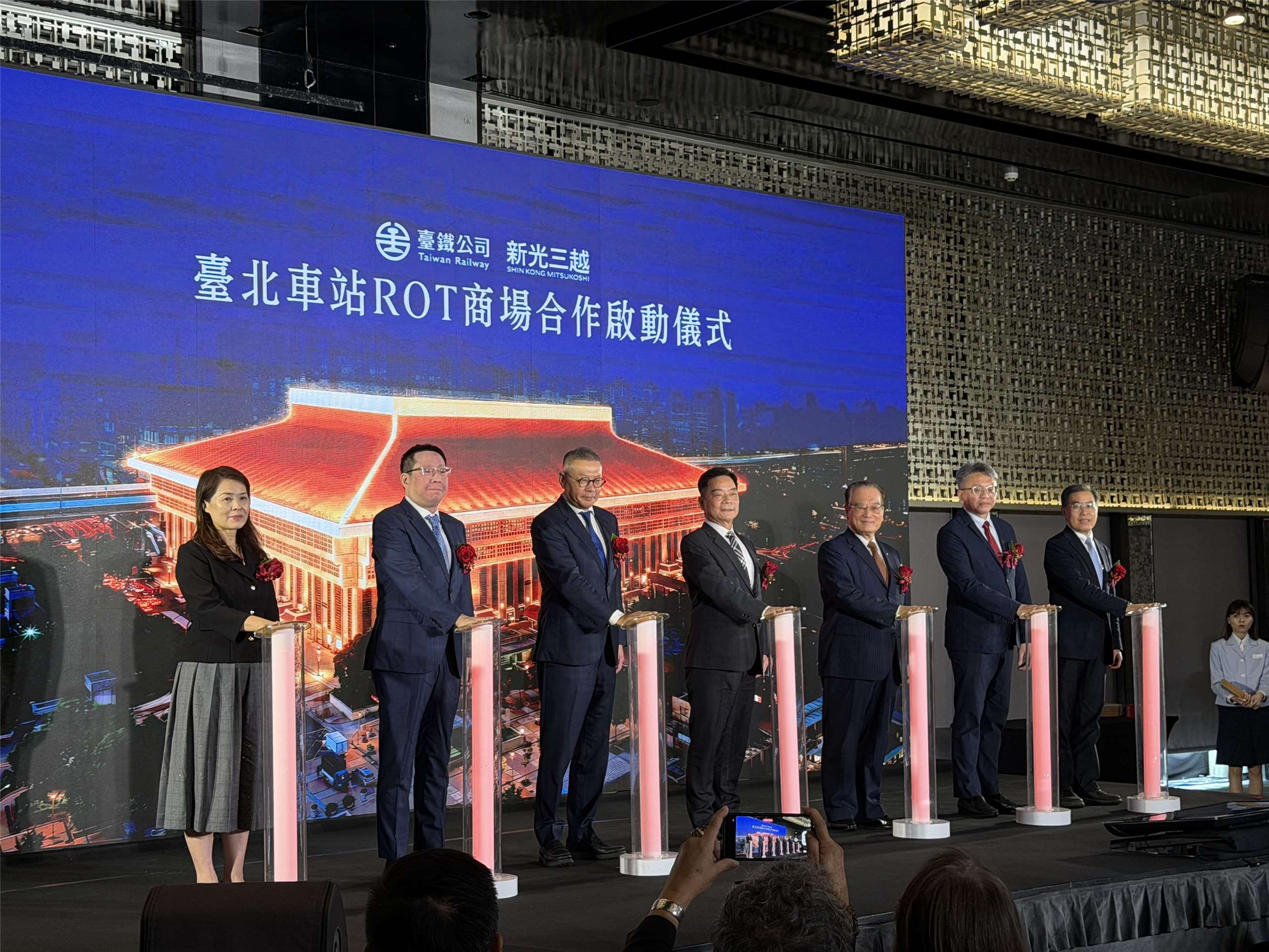 台灣公司11日攜手新光三越舉行「台北車站ROT商場合作啟動儀式」。(吳琍君攝)