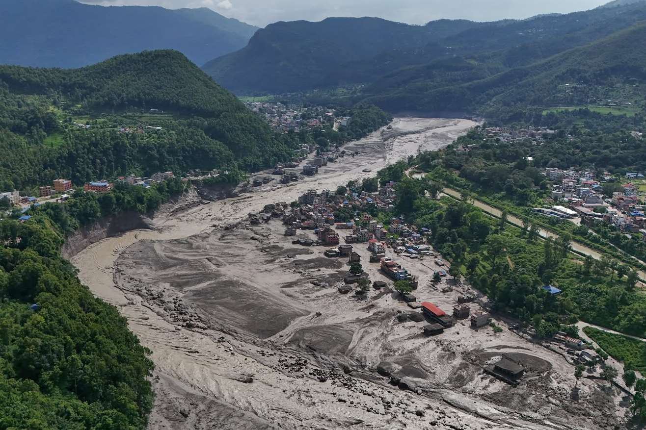 尼泊爾26日因冰川崩塌，引發大量的岩石、冰塊、泥沙與碎屑，當地一棟房屋在奔騰的土石流猛烈衝擊下仍屹立不搖，該戶人家因而奇蹟生還。(AP/達志影像)