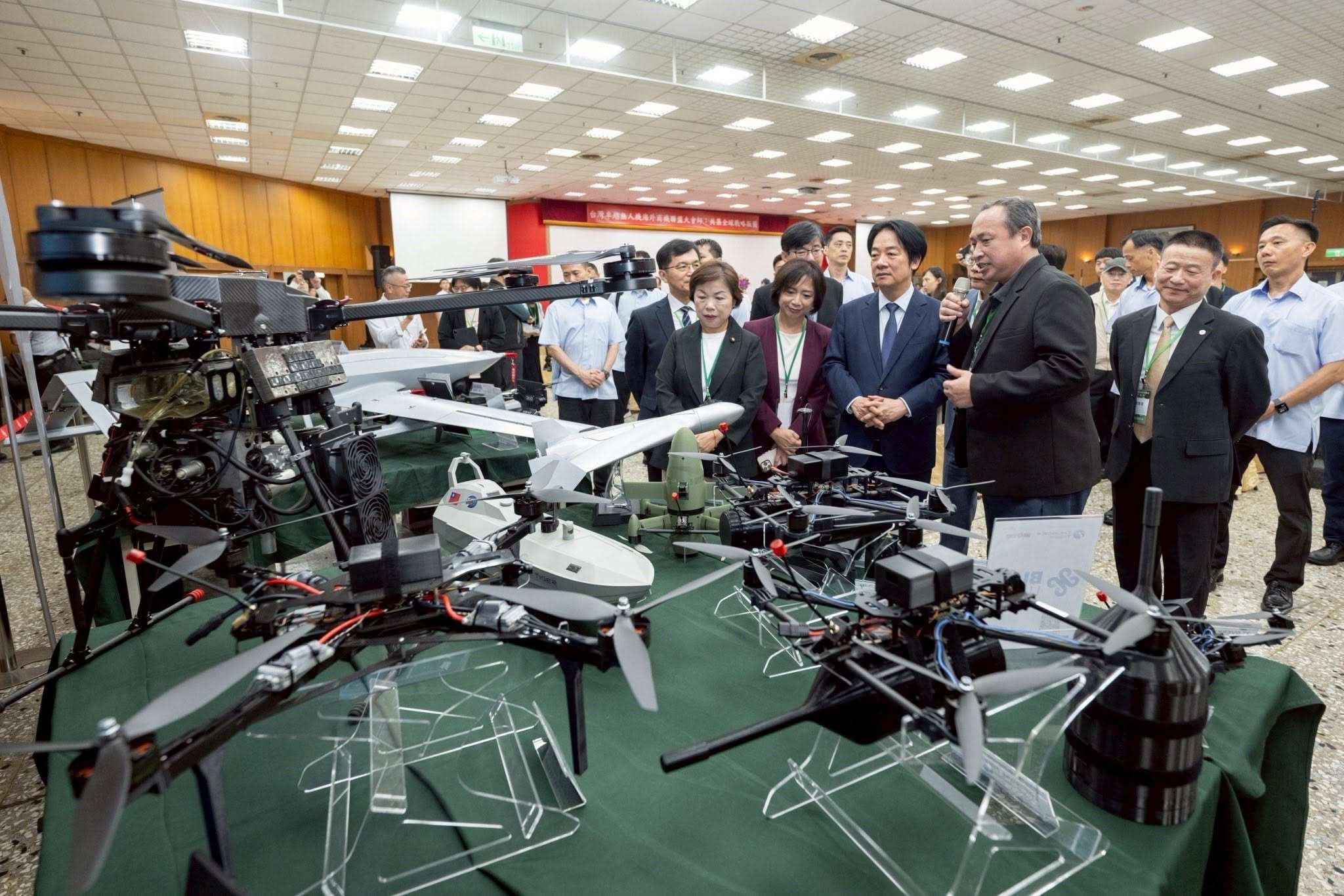 為強化國內無人機產業能量與供應鏈韌性打造民主供應鏈亞太中心，行政院核定6年期(2025年至2030年)「無人載具產業發展統籌型計劃」，匡列442億元，由經濟部統籌協調，跨部會共同建構無人機產業推動機制。(圖:總統賴清德臉書)