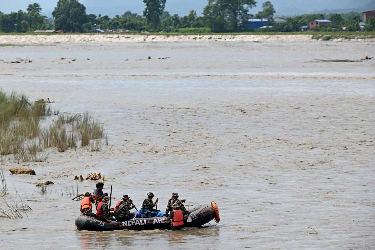 尼泊爾軍隊人員在納拉亞尼河沿岸進行搜救行動。(AFP)