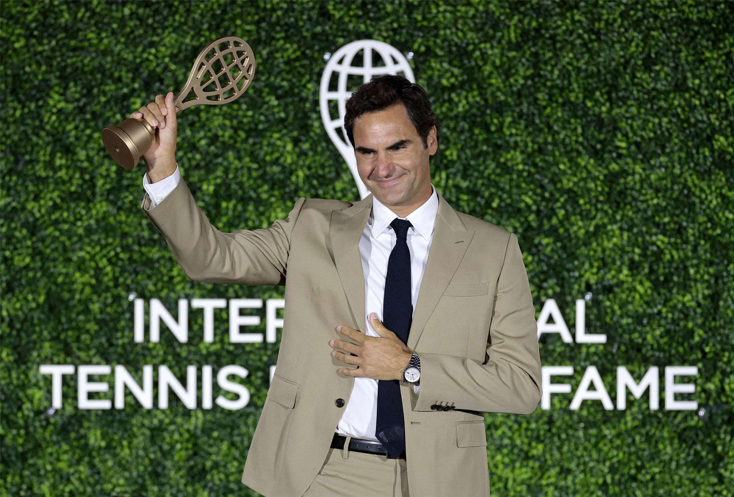 瑞士網球傳奇球星費德瑞(Roger Federer)入選國際網球名人堂(International Tennis Hall of Fame)並發表演說，多次激動落淚。