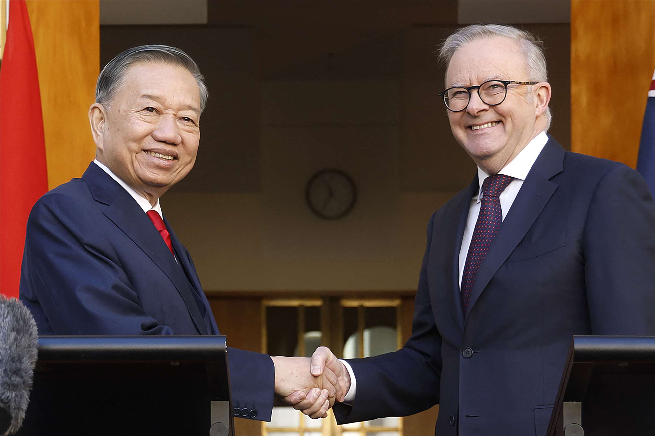 澳洲總理艾班尼斯(Anthony Albanese)(右)與到訪的越共中央總書記兼國家主席蘇林(To Lam)召開聯合記者會，雙方表示，兩國的軍隊將在海上安全進行更密切的合作。