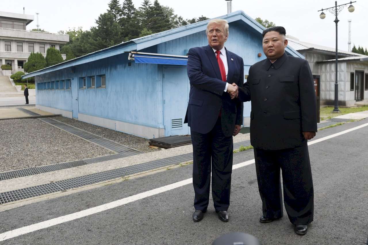 美國總統川普(Donald Trump)和北韓領導人金正恩(Kim Jong Un)2019年6月30日在南北韓之間的非軍事區(DMZ)、板門店停戰村的軍事分界線握手。資料照。(美聯社/達志影像)