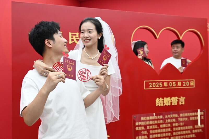 港媒報導指出，近日有網友發現河北石家莊鹿泉高速服務區內開設了婚姻登記處。資料照。(中新社提供)
