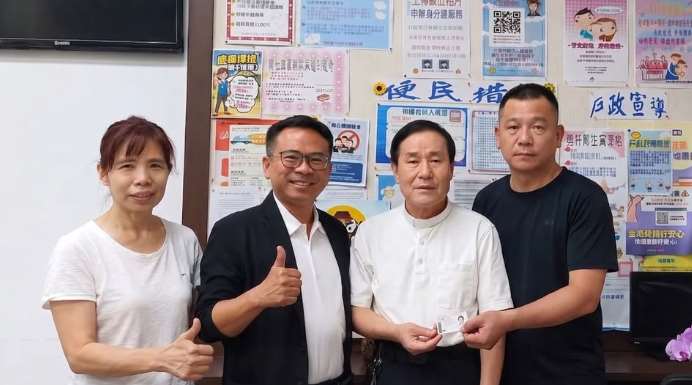 來台傳教20年、美國籍中國出生的雲林北港天主堂神父徐景山(右2)，去年欲透過「馬偕計畫」取得身分證，卻因出生地中國卡關，在民進黨立委劉建國協助下，近日正式成為台灣人。(圖 : 劉建國臉書)
