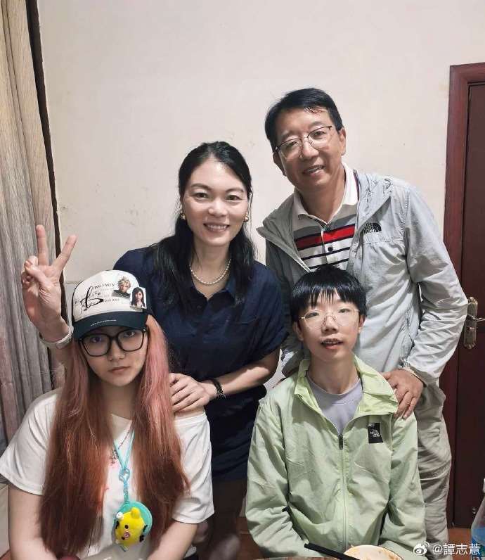 因廣播結緣的天馬老師(右)與陳霞(左_，帶著孩子留下「央粉」與「央粉二代」的溫馨合影。