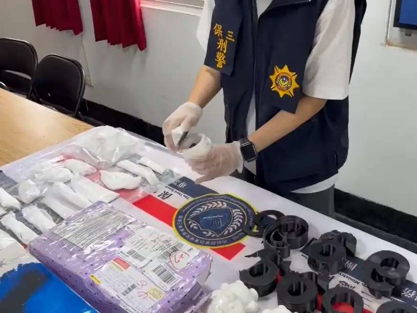 保三總隊第二大隊高雄偵查分隊破獲走私毒品案，跨國運毒集團利用3D列印技術，將毒品藏匿於玩具熊及數字造型飾品內。(高雄市政府警察局刑事警察隊提供)