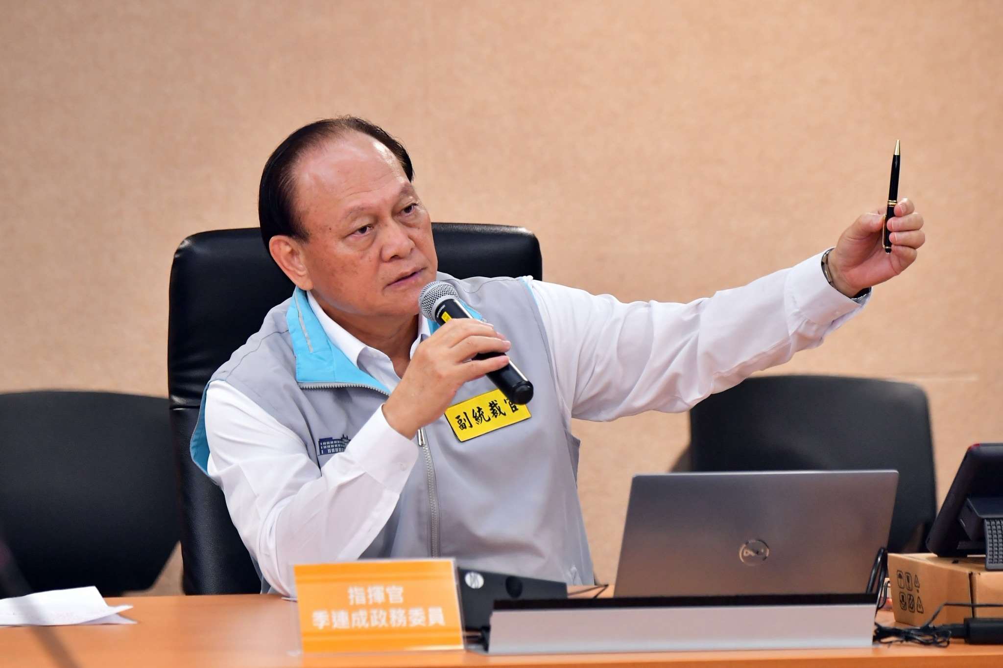 因應2026城鎮韌性演習首度納入行動網路降速演練，行政院10日成立跨部會應變中心，並由行政院政委季連成擔任指揮官。(圖：行政院提供)